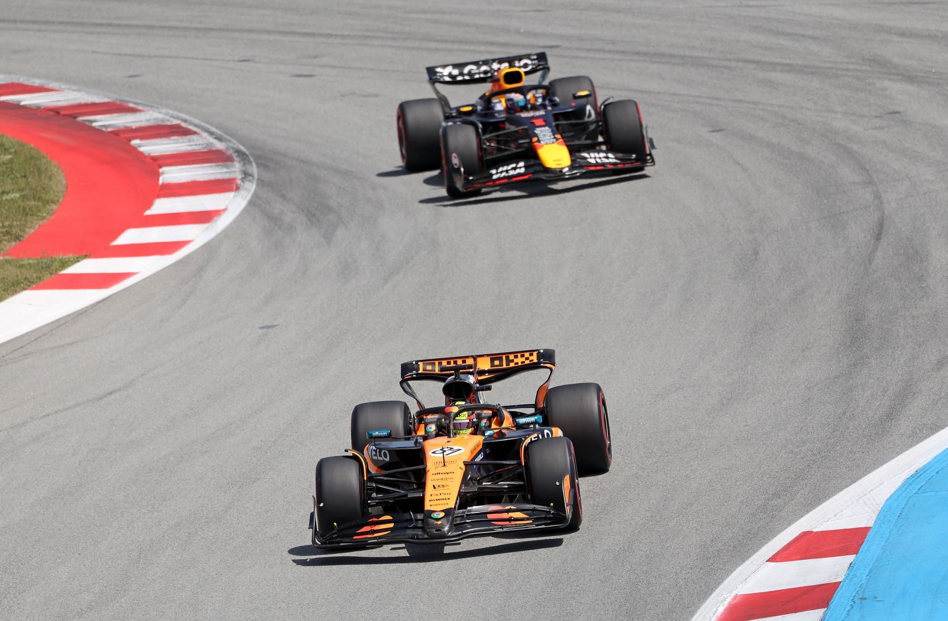 Oscar Piastri leads Max Verstappen - Source: Getty